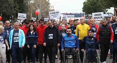 Bakan Kasapoğlu, 18. Antalya Maratonu'ndaki farkındalık koşusuna katıldı