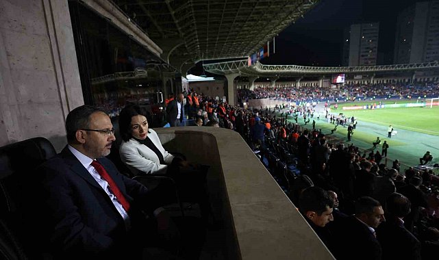 Bakan Kasapoğlu, Ermenistan - Türkiye maçını tribünden takip etti