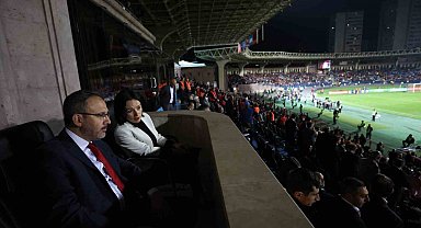 Bakan Kasapoğlu, Ermenistan - Türkiye maçını tribünden takip etti