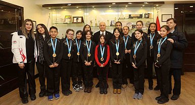 Başkan Yaşar şampiyonları ağırladı