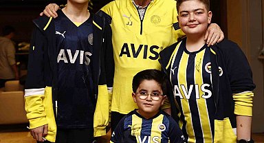 Depremzede Kamilcan'a Fenerbahçeli oyuncularla bir araya geldi