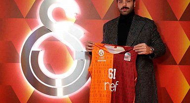 Göksenin Köksal, depremzedeler için formasını bağışladı