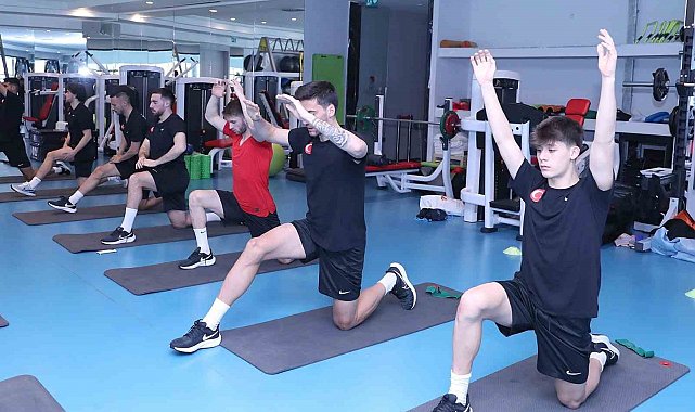 Milliler, günün ilk idmanında salonda çalıştı