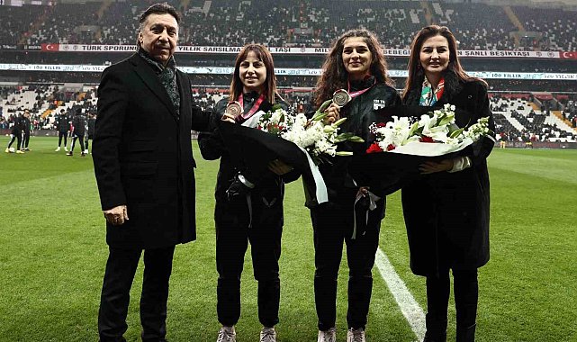 Nesrin Baş ve Ebru Dağbaşı'na, İstanbulspor maçı öncesinde çiçek takdim edildi