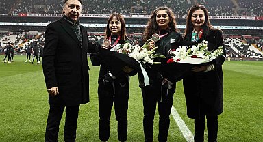 Nesrin Baş ve Ebru Dağbaşı'na, İstanbulspor maçı öncesinde çiçek takdim edildi