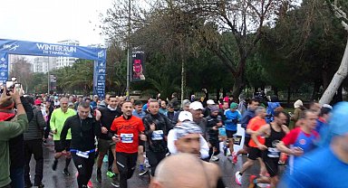 Winter Run İstanbul'da yarışmacılar deprem bölgesine yardım için koştu
