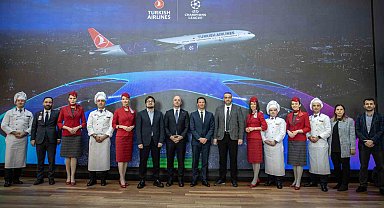 Yıldız futbolcuların final maçlarında giydiği formalar sergilendi