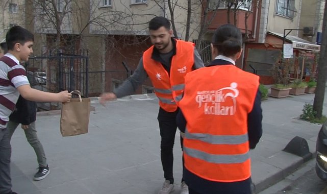 AK Partili milletvekili adayı Bağcılar'da trafikte vatandaşlara iftarlık dağıttı