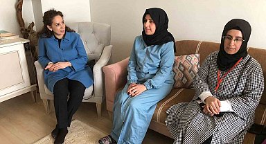 AK Partili Milletvekili adayları kapı kapı dolaşmaya devam ediyor