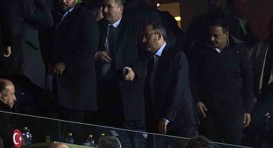 Bakan Kasapoğlu, derbiyi tribünden izledi