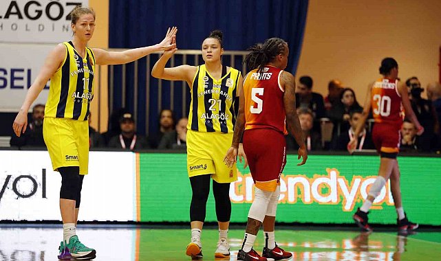 Basketbolda derbiyi kazanan Fenerbahçe, yarı final serisinde 1-0 öne geçti
