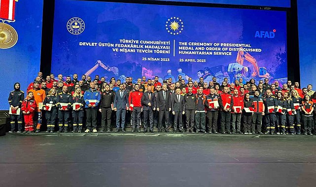 Cumhurbaşkanı Erdoğan'dan Ümraniye Belediyesi Sivil Savunma Arama Kurtarma Ekibi'ne Devlet Üstün Fedakârlık Madalyası