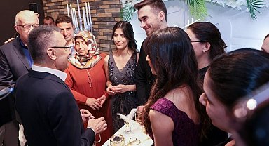 Cumhurbaşkanı Yardımcısı Oktay'dan genç çifte nişan sürprizi