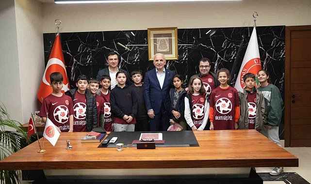 Depremzede çocuklara Ümraniyespor imzalı forma hediyesi
