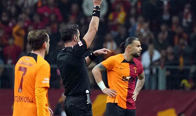 Emre Belözoğlu kırmızı kart gördü