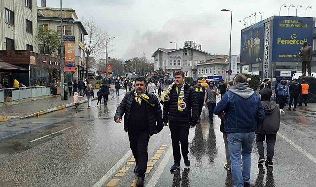 Fenerbahçeli taraftarlar, Kadıköy'e akın etti