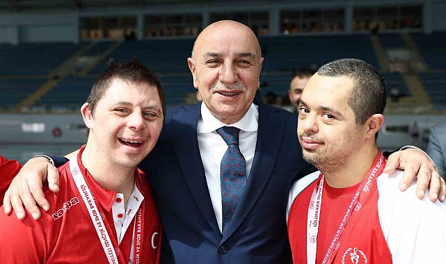 Özel sporcular madalyalarını Altınok'tan aldı