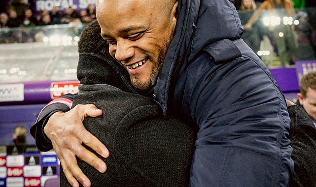Vincent Kompany, İngiltere Championship'de yılın menajeri seçildi