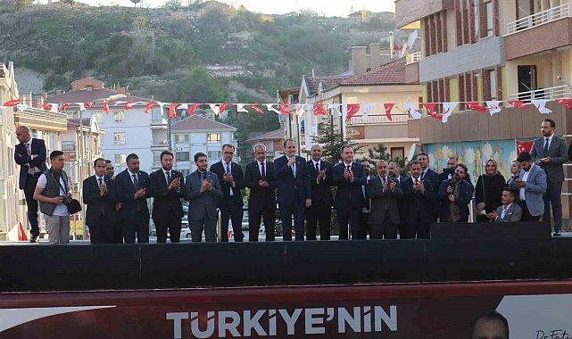 Yeniden Refah Partisi lideri Erbakan: " Biz borçtan kurtulmaya çalışıyoruz, sen 300 milyar dolar borç getiriyorsun"
