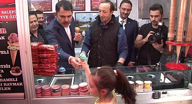 Bakan Kurum tezgahın başına geçti, vatandaşlara dondurma ikram etti