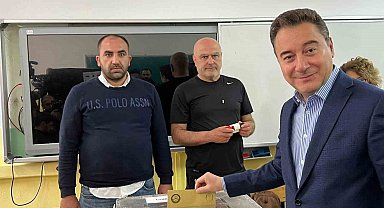 DEVA Partisi Genel Başkanı Babacan Ankara'da oyunu kullandı