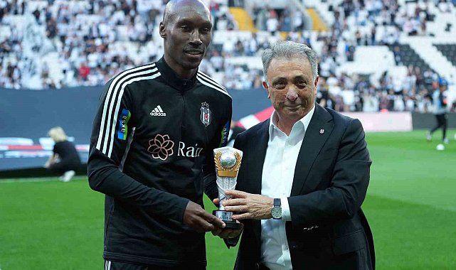 Atiba Hutchinson taraftarı ile vedalaştı