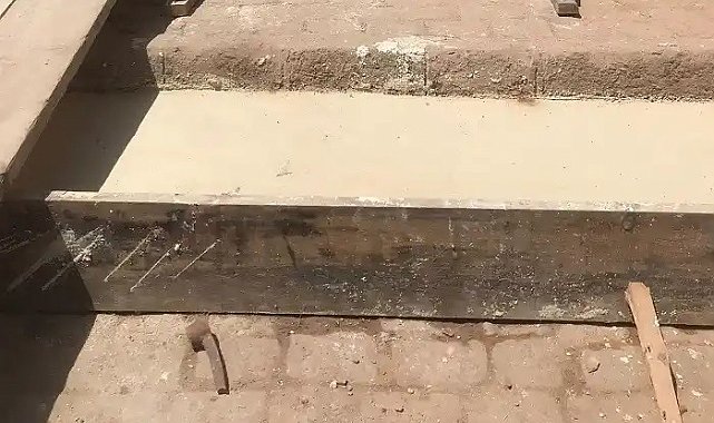Büyükada'da restore edilen Taş Mektep'in yanındaki Arnavut kaldırımları beton dökülerek kapatıldı