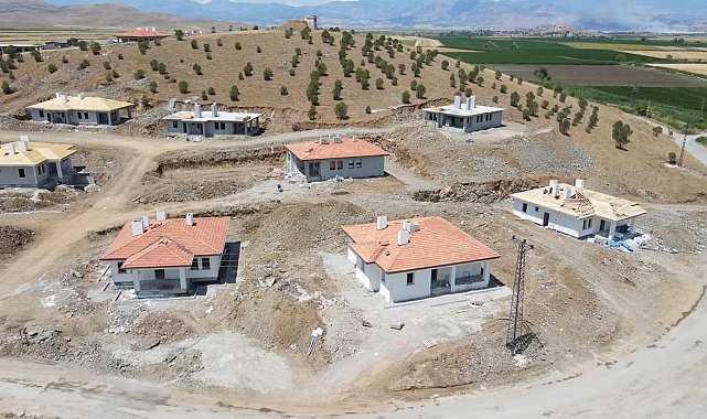 Kahramanmaraş'ın Türkoğlu ilçesindeki 3 köye 92 ev inşa ediliyor