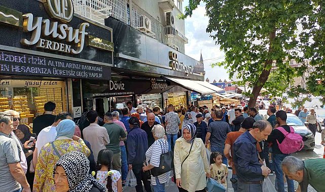 Kurban Bayramı için döviz bozdurmak isteyen vatandaşlar kuyruk oluşturdu