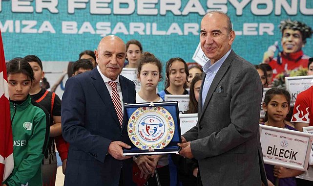 Minikler Türkiye Halter Şampiyonası Keçiören'de düzenlendi