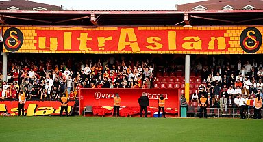 Şampiyon Galatasaray, taraftarı önünde derbi hazırlıklarına başladı