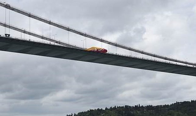 Şampiyon Galatasaray'ın bayrakları İstanbul Boğazı'nda dalgalanıyor