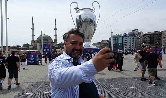 Taksim Meydanı'na getirilen dev UEFA Şampiyonlar Ligi kupası maketine yoğun ilgi