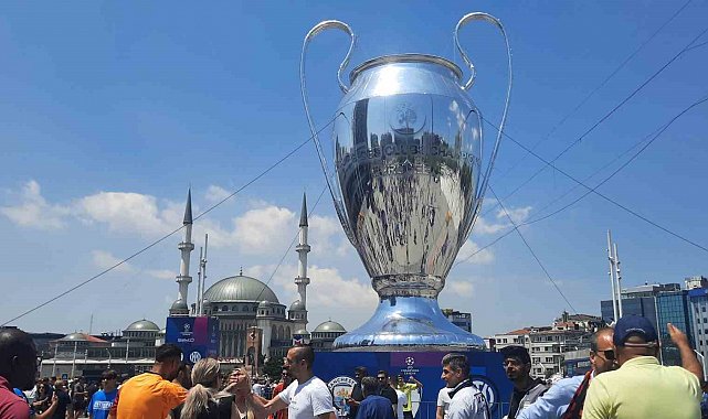 UEFA Şampiyonlar Ligi Finali'ne saatler kala Taksim'de coşkulu görüntüler