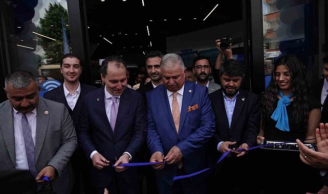 Ünlülerden beyaz eşya mağazası açılışına yoğun ilgi