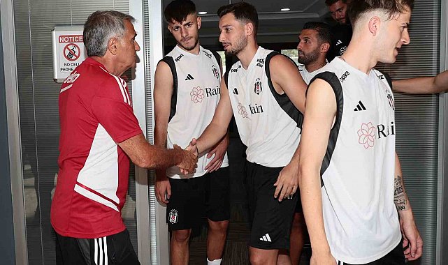 Beşiktaş'ta futbolcular ve teknik heyet bayramlaştı