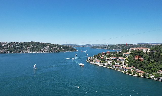 İstanbul Boğazında yelkenli şöleni